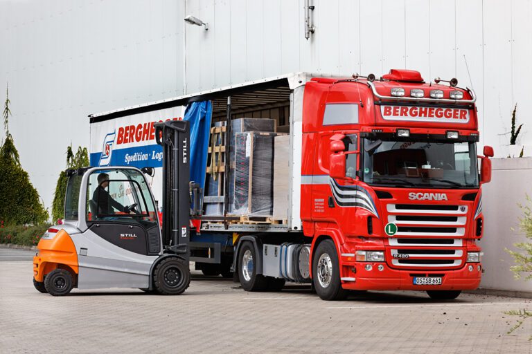 Seitliche Beladung eines LKW der Spedition Berghegger mit einem Gabelstapler.