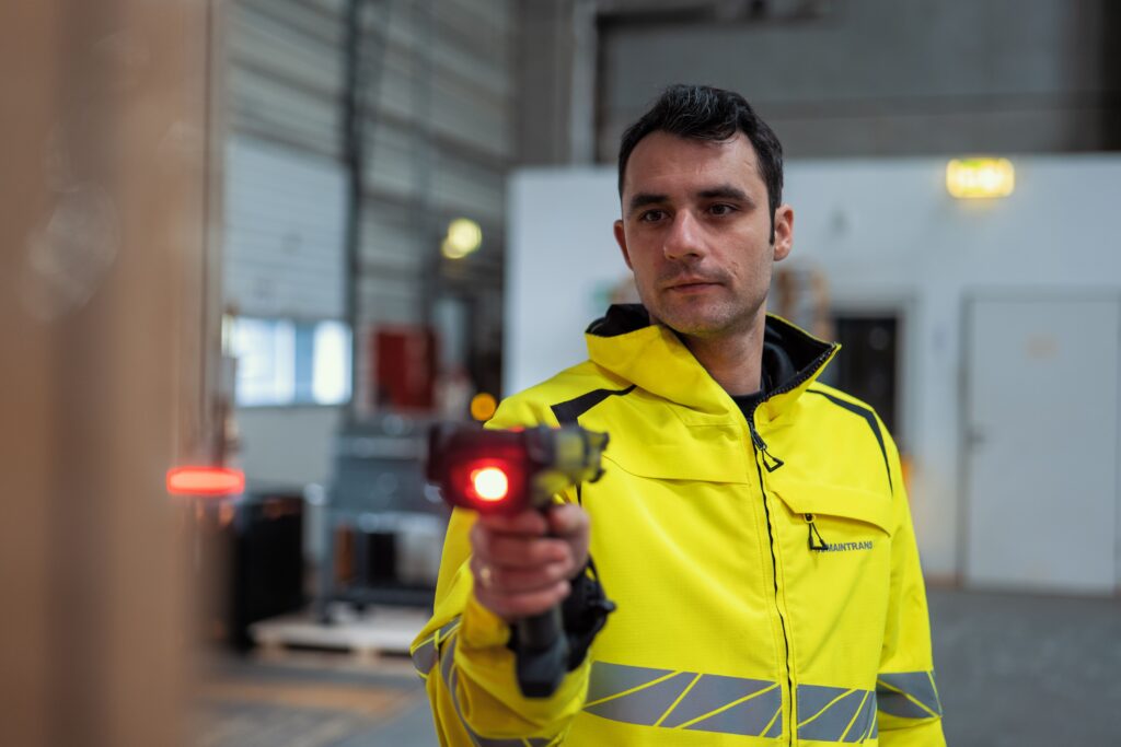 Einer unserer Lagermitarbeiter scannt Waren mit dem Handscanner im Logistik-Lager.