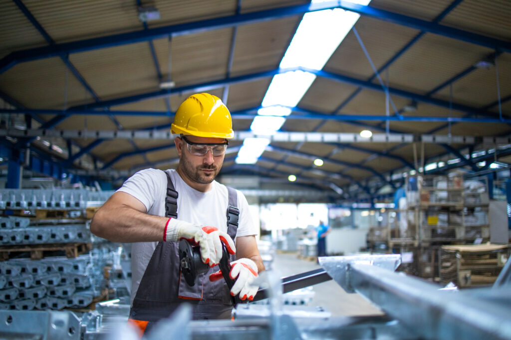 Ein Lagermitarbeiter führt Montagearbeiten in einem Logistik-Lager durch - ein Value Added Service von Maintrans.