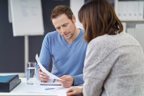 Ein Mann und eine Frau in einem Beratungsgespräch.