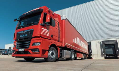 Ein Maintrans-LKW steht an der Laderampe eines Logistik-Lagers und wird mit den Waren eines Kunden als Komplettladung voll beladen.